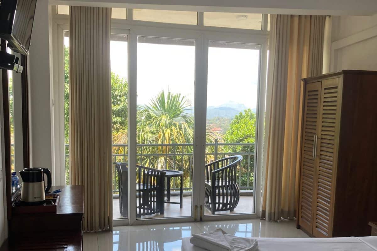 Deluxe-rum - balkong - utsikt mot staden