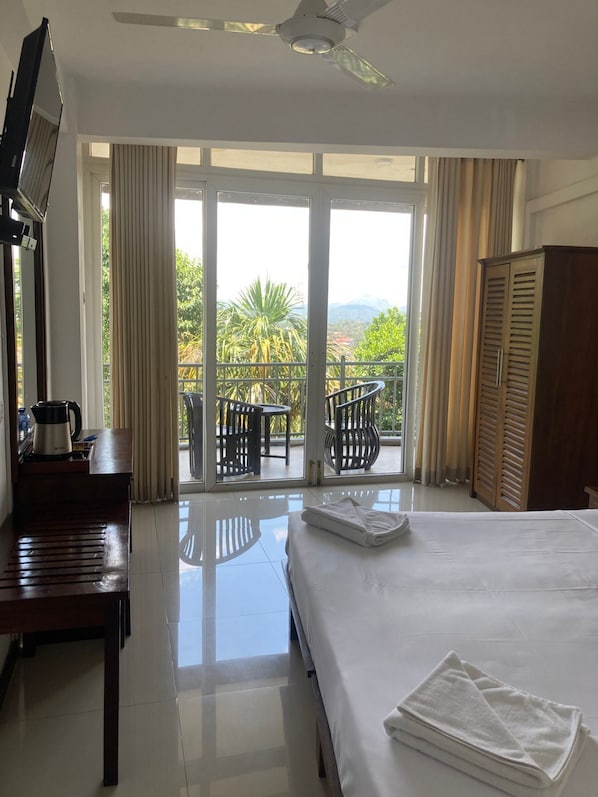 Deluxe Room, Balcony, City View - Hotel Sandriana Kandy (Kandy)