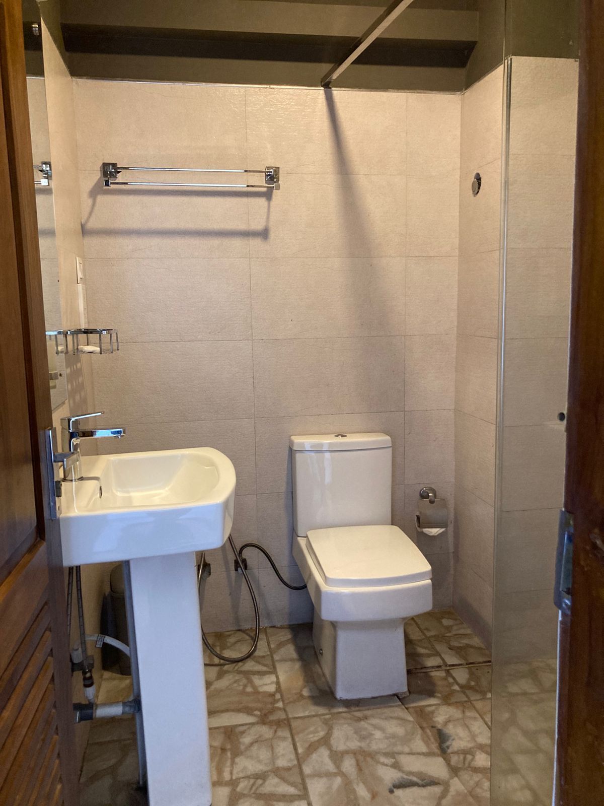 Quarto triplo standard | Banheiro | Chuveiro, toalhas de banho, sabonete, papel higiênico