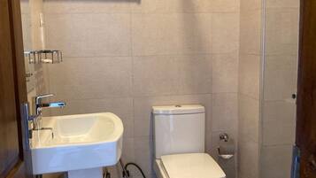 Quarto triplo standard | Banheiro | Chuveiro, toalhas de banho, sabonete, papel higiênico