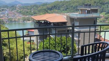 Superior-Doppelzimmer, Balkon, Seeblick | Unterkunftsgelände