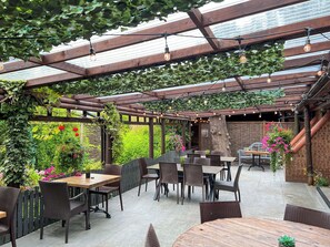 Outdoor dining - Peaceful Corner Lodge (Great Ayton)