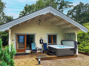Outdoor spa tub - 1 bedroom accommodation in Great Ayton (Great Ayton)