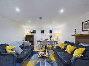 Fireplace - 2 bedroom accommodation in Penrith (Penrith)