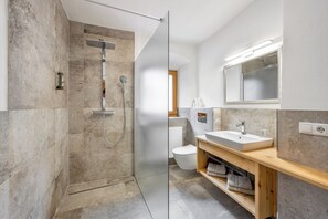 Deluxe Double Room, City View | Bathroom