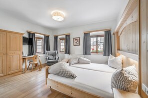 Habitació triple clàssica, vistes a la ciutat