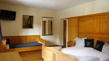 Habitación triple clásica, vista a la ciudad | Baño