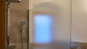 Quarto solteiro, vista para a cidade | Banheiro