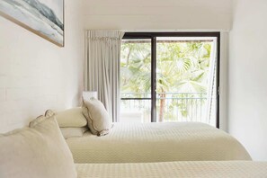 2 bedrooms, iron/ironing board, WiFi, bed sheets - A Noosa Gem on Noosa Parade - close to everything (Noosa Heads)
