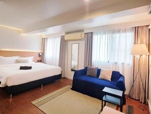 Comfort Quadruple Room | Desk, laptop workspace, blackout drapes, free WiFi - Baan Rak (Bangkok)