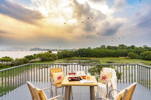 Outdoor dining - Fatehsagar (Udaipur)
