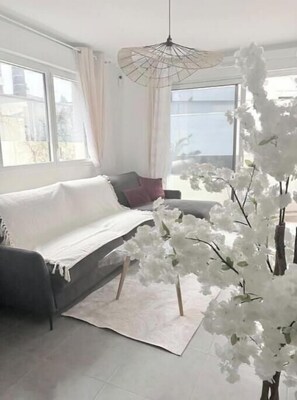 Living area - Duplex near beach, center, restaurants and marina - wifi coffee tea (Cavalaire-sur-Mer)