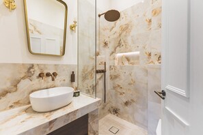 Shower, hair dryer - Elegant South Kensington Retreat (London)