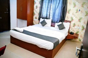 Comfort Double Room | In-room safe, desk, laptop workspace, free WiFi - Hotel The Cozy Stay (Indore)