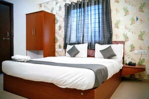 Comfort Double Room | Peti besi dalam bilik, meja, ruang kerja komputer riba, Wi-fi percuma 