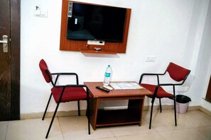 Comfort Double Room | In-room safe, desk, laptop workspace, free WiFi - Hotel The Cozy Stay (Indore)