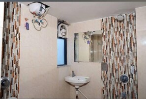 Slippers, towels, soap, shampoo - Hotel The Cozy Stay (Indore)