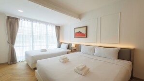 A hotel room with two beds, a painting on the wall, and a window with curtains. - B2 Future Park Rangsit Boutique & Budget (Thanyaburi)