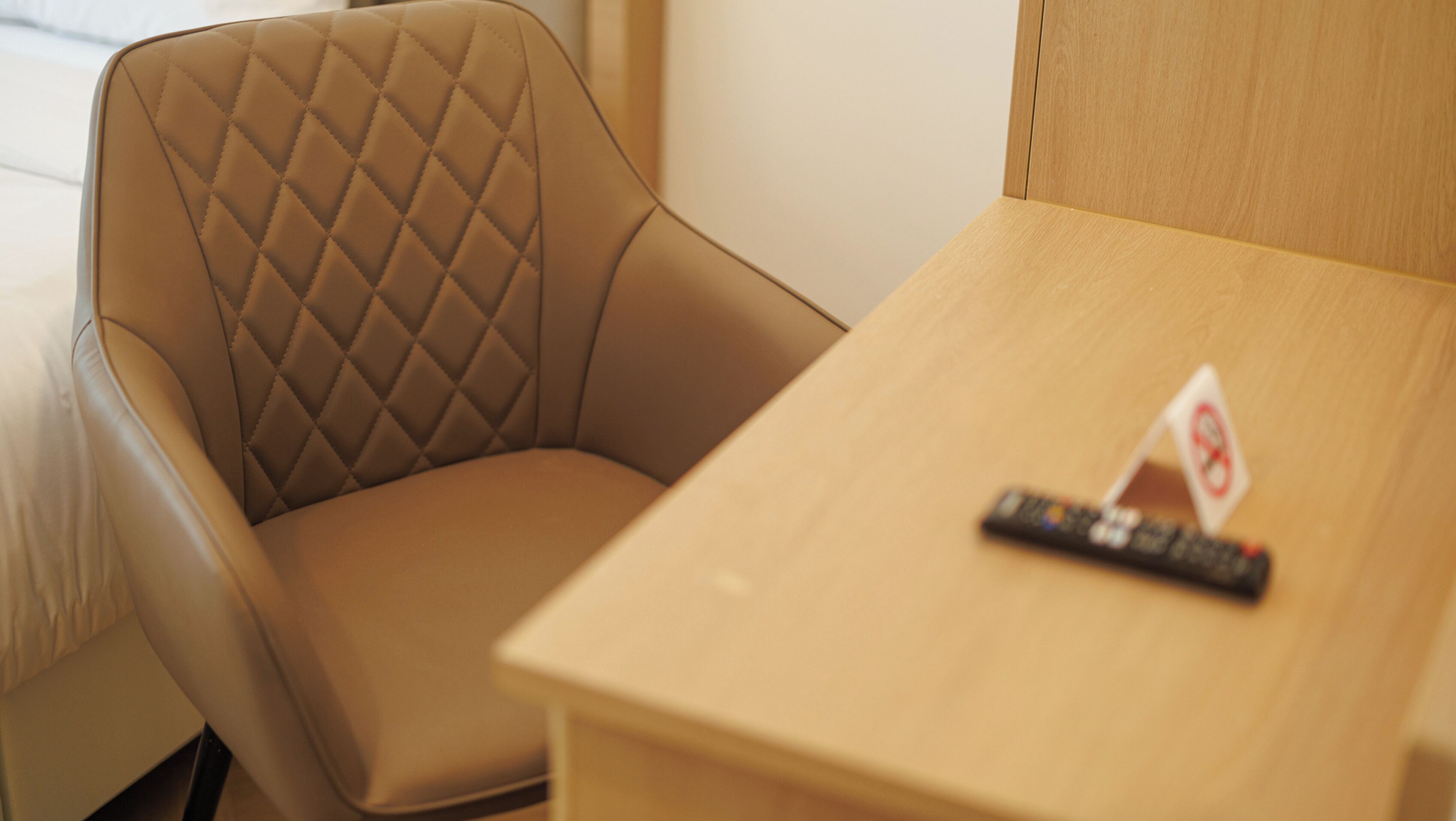 Ein Hotelzimmer mit einem Sessel und einem kleinen Tisch.