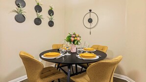 A dining area with a round table set for six, surrounded by four chairs. - Fable 2Bd-2Ba MarinaDelRey Parking, Pool & Jacuzzi (Marina del Rey)