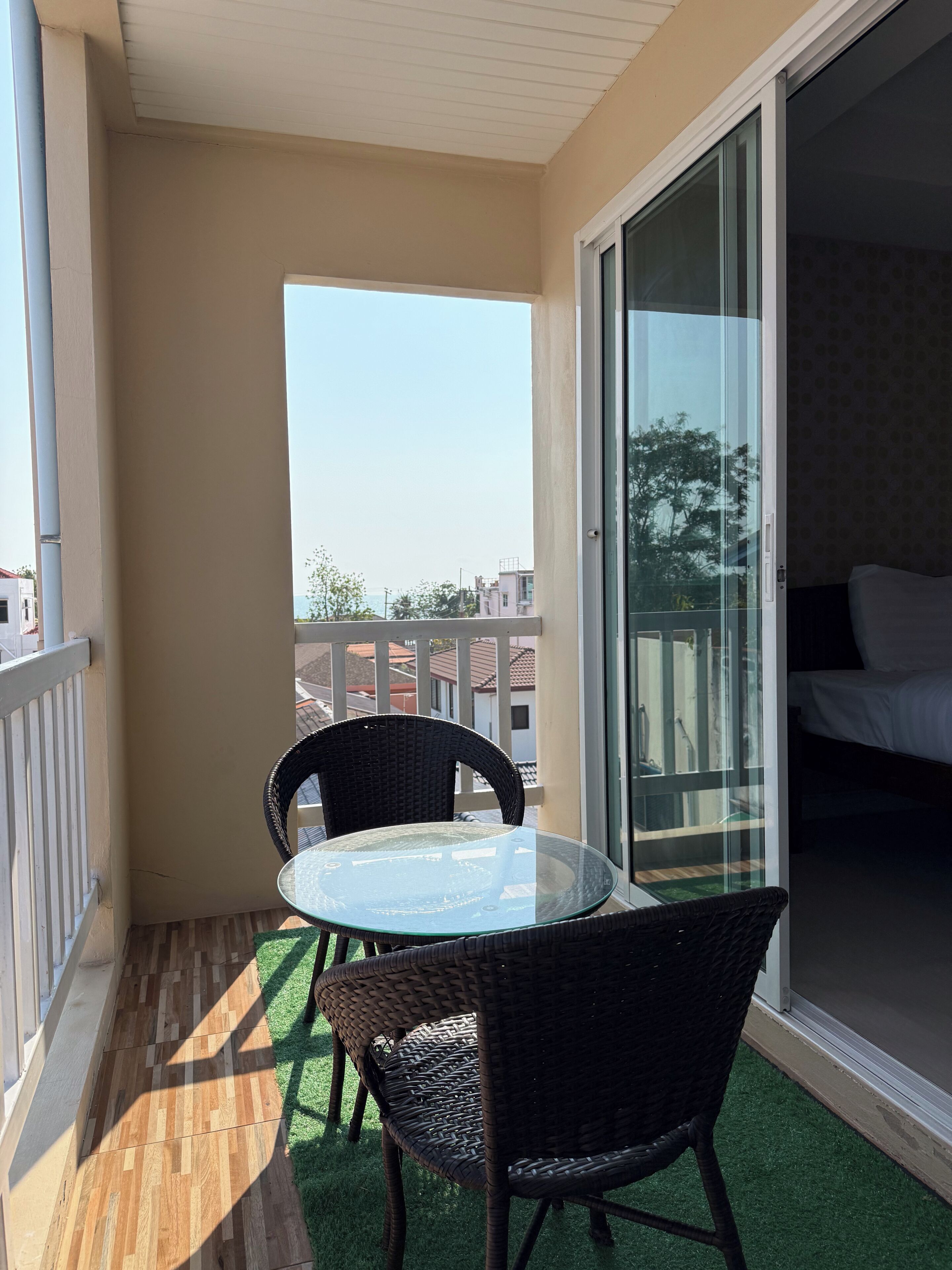 Kahden hengen deluxe-huone, parveke | Ilmainen Wi-Fi