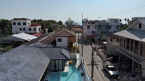 Un quartier résidentiel doté d’une piscine, de différents bâtiments et d’un ciel dégagé.