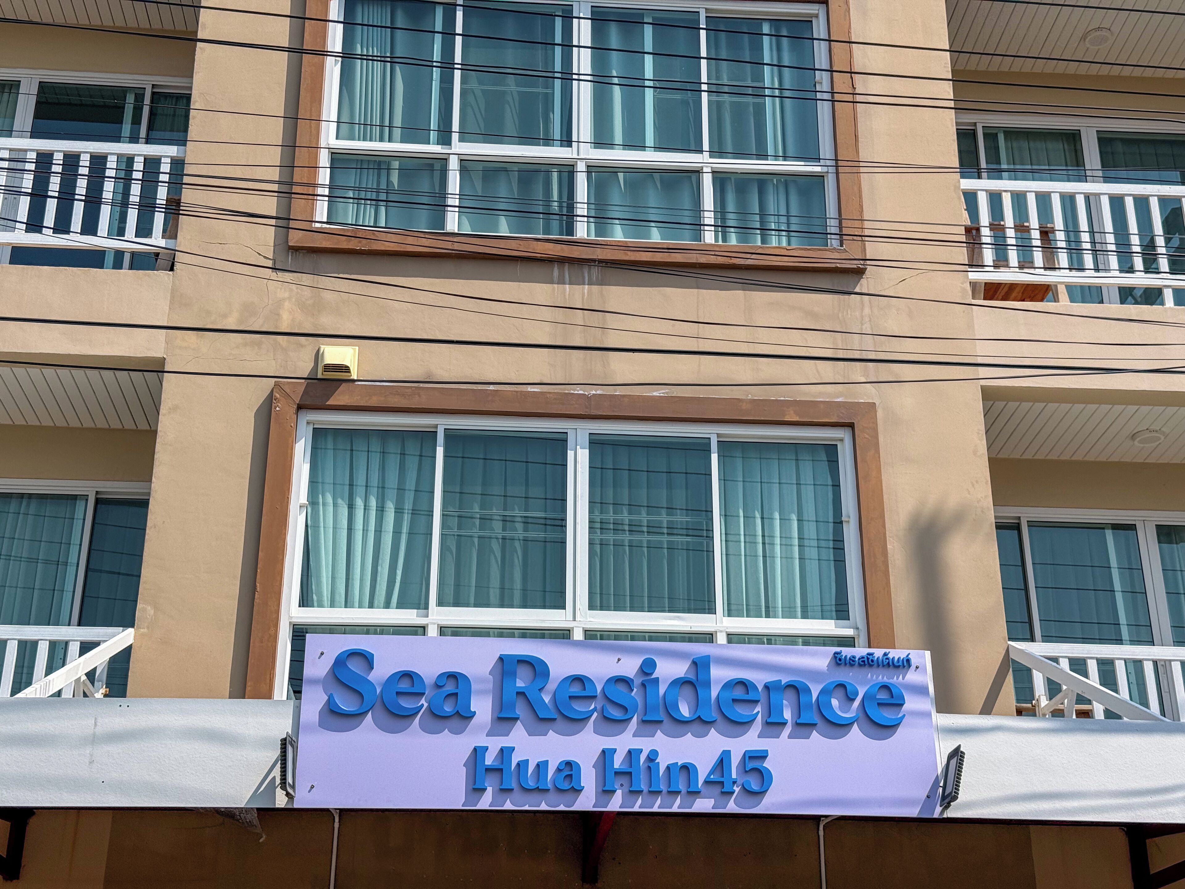 Un edificio con un letrero que dice 'Sea Residence Hua Hin 45'.