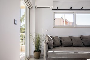 Living area - Cozy One-Bedroom Vouliagmeni (Vouliagmeni)