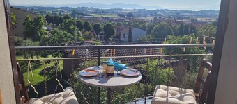 Casa Corniolo, sunny vacation home in Monte San Savino in the heart of Tuscany.