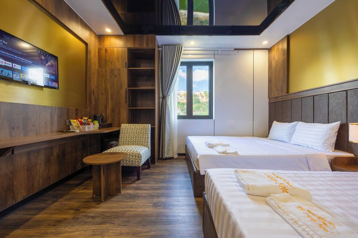 Family Double or Twin Room, Non Smoking, City View | Meja, langsir/tirai gelap terus, Wi-fi percuma, cadar katil 