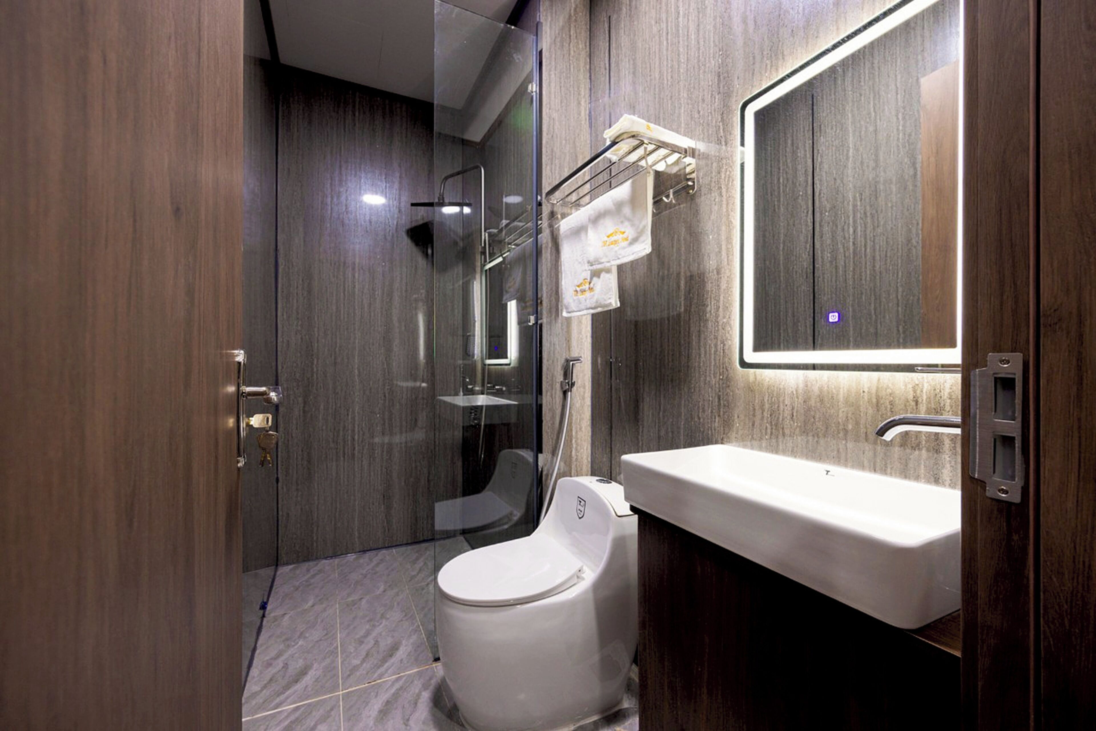 Douche, articles de toilette (gratuits), séchoir à cheveux, pantoufles