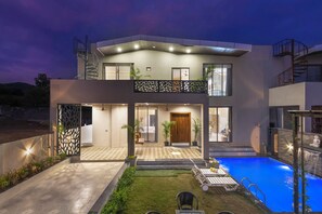 Outdoor pool - ELIVAAS Shreya Blossom 4 BHK With Pool (Udaipur)