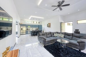 TV - Cozy Two Bedroom Home Uvita - Casa de la Serenidad (Uvita)