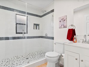 Douche, sèche-cheveux, serviettes fournies, savon