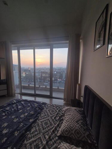 Studio Apartment where comfort meets panormic city view-room w/private balcony