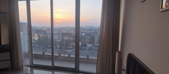 Studio Apartment where comfort meets panormic city view-room w/private balcony