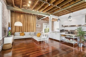 Smart TV, offices - New York-Style Loft in Sydney CBD (Darlinghurst)