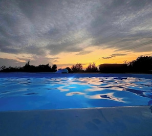 Eine flache Landschaft mit blauem Himmel und Sonnenuntergang.