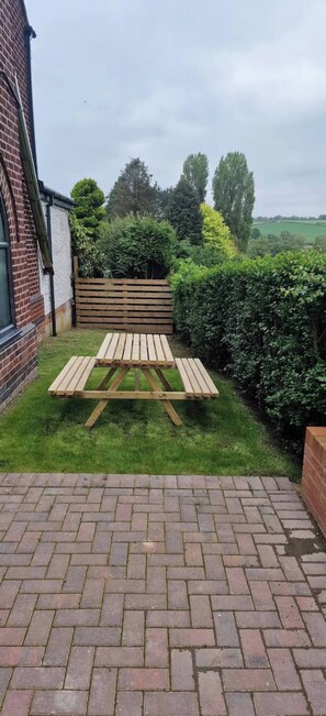 Outdoor dining - Peaceful Derbyshire Cottage with stunning views (Stanley)