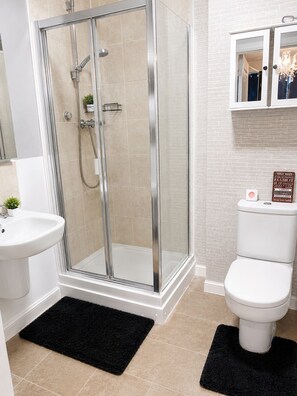 Shower, towels - Casa De Centro en-suite room Netflix, Fast WiFi & Free Parking (Wolverhampton)