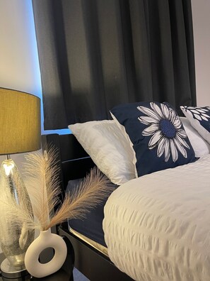 2 bedrooms, iron/ironing board, internet, bed sheets - The Luxe Loft 2Bed Apartment Free Parking, Fast WiFi & Netflix (West Midlands)
