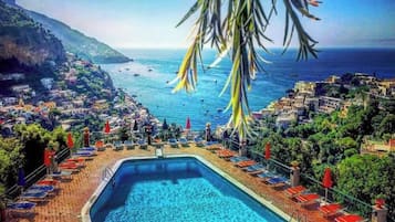 Una piscina al aire libre, una piscina climatizada
