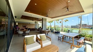 Outdoor dining - Luxurious One Bedroom Condo With Pool View at Boat Avenue Near Laguna Phuket (Choeng Thale)