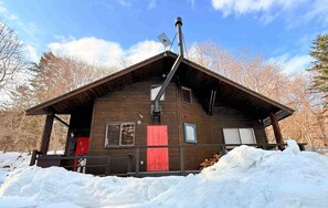 Exterior - Cozy Cabin Near Lake Toya and Ski resorts - Nature Retreat with Fast WiFi (洞爺湖町)