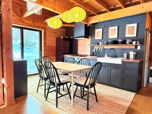 Private kitchen - Cozy Cabin Near Lake Toya and Ski resorts - Nature Retreat with Fast WiFi (洞爺湖町)