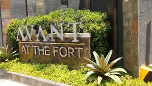 Een bord met de tekst 'WANT AT THE FORT' omringd door begroeiing.
