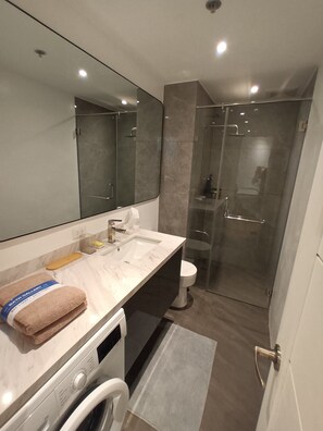 Dusche, Haartrockner, Bidet, Handtücher