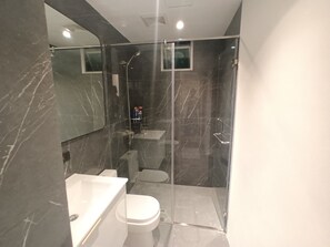 Dusche, Haartrockner, Bidet, Handtücher