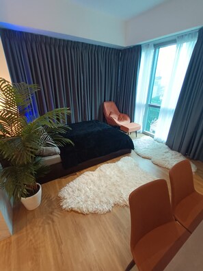 1 bedroom, iron/ironing board, Internet - Deluxe studio at AVANT in BGC (Taguig)