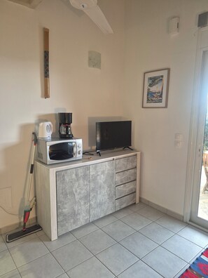 Interior - Seaside studio in Greece with SPA and swimming pool 50 metres from the sea (Skroponeria)